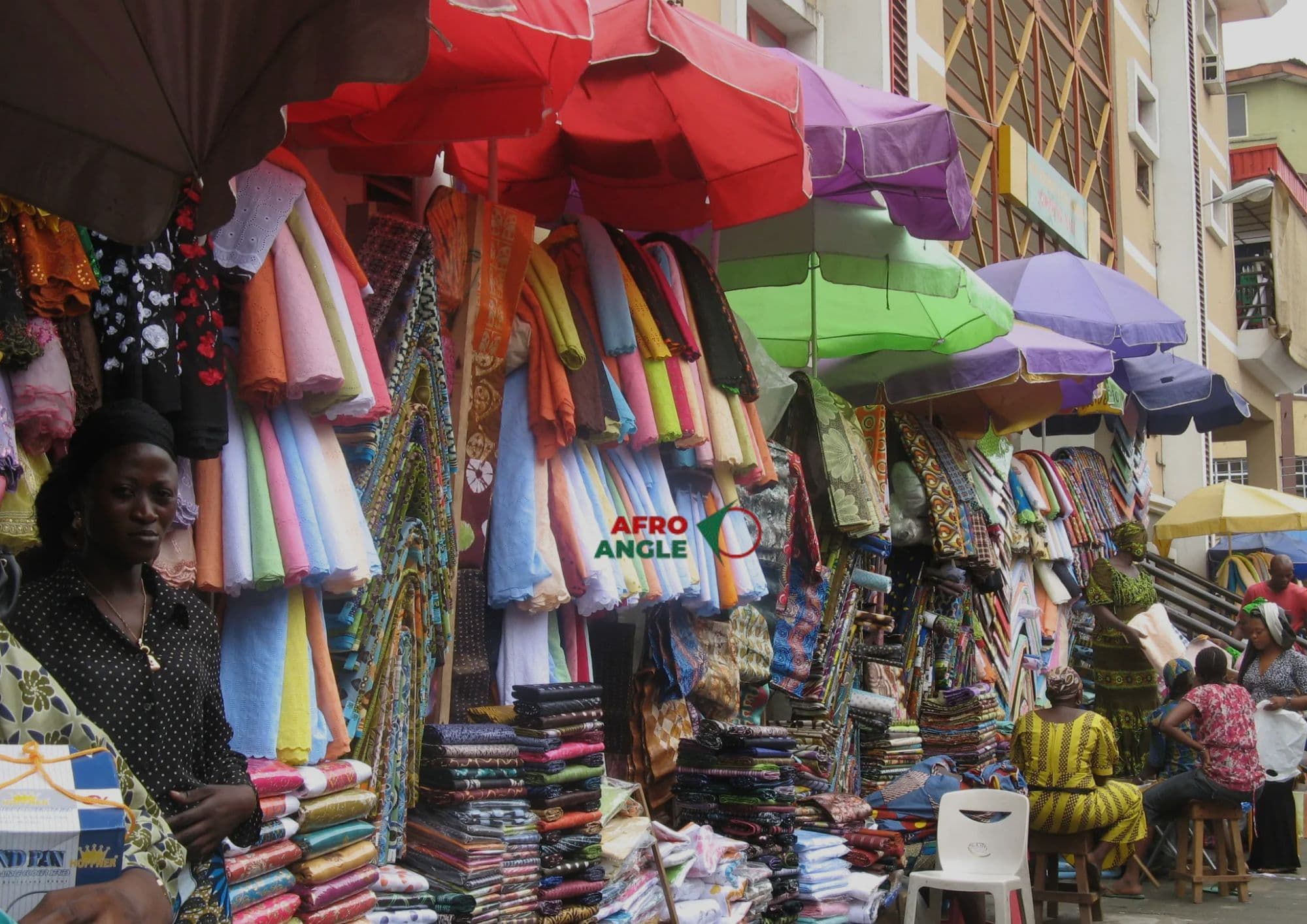 Women in Balogun Market, Lagos. (PC: Hiraeth)
